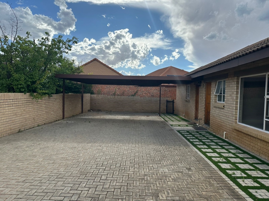 To Let 3 Bedroom Property for Rent in Pentagon Park Free State